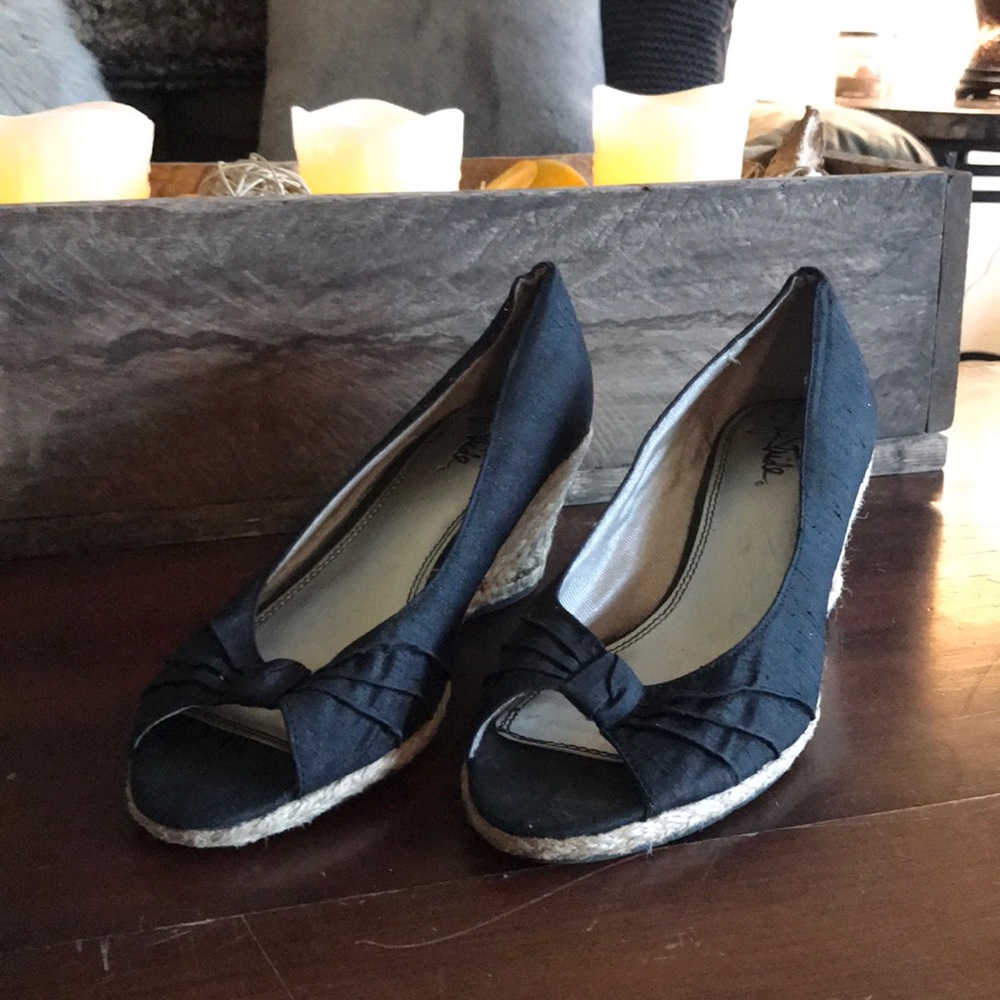 Black / tan wedge sandals